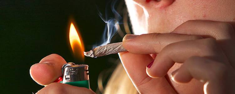 Smoking cannabis correctly. 