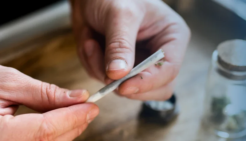 How to roll a joint